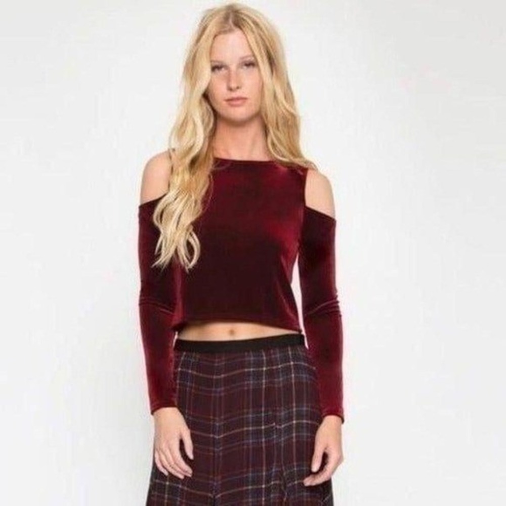 Willow and Clay Top Women Medium Burgundy NWT Cold Shoulder Velvet Crop